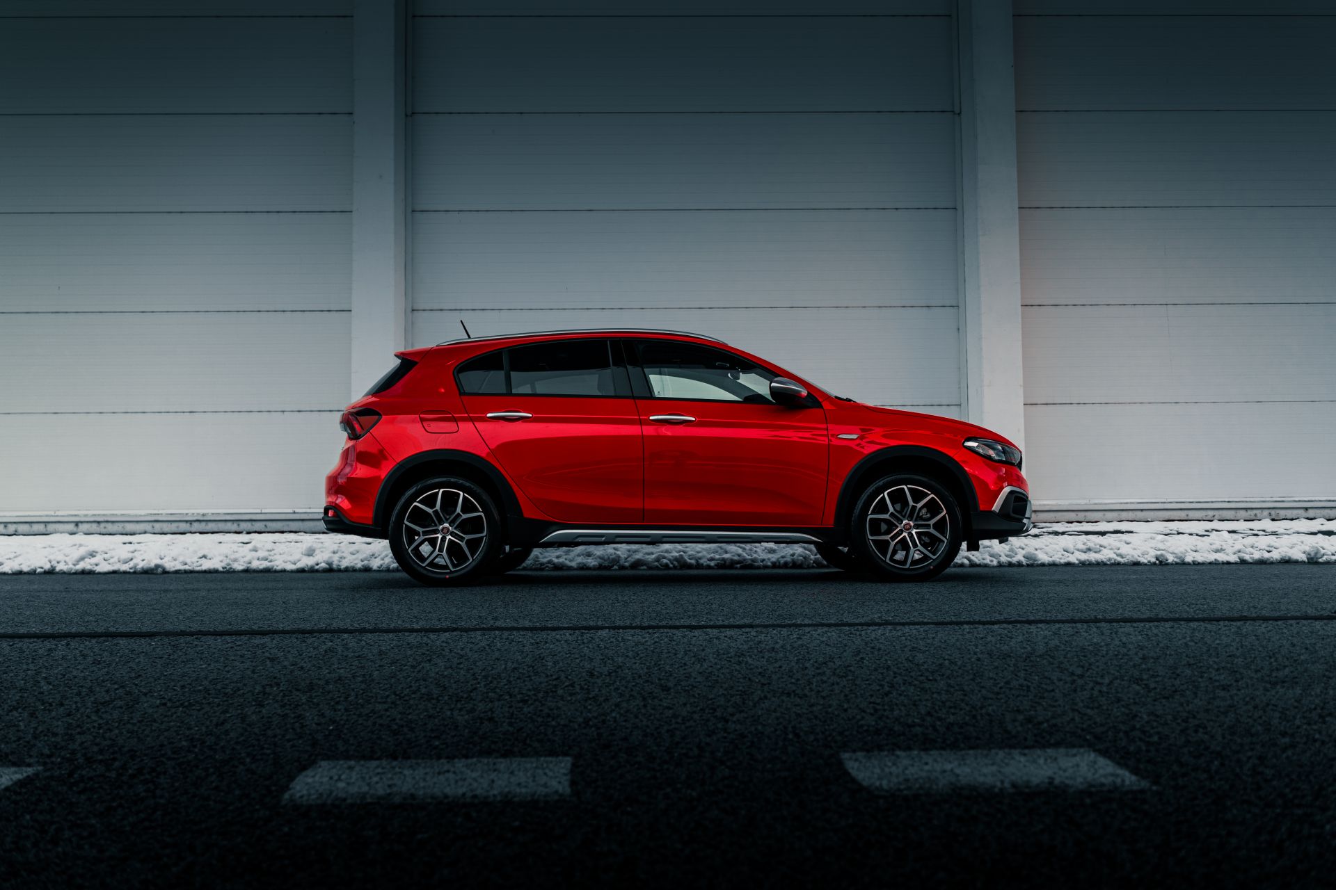 Fiat Tipo Cross exteriér vozidla - z boku, kolesá, dvere, red. Nové vozidlo Fiat Tipo Cross cena, cenník, skladom