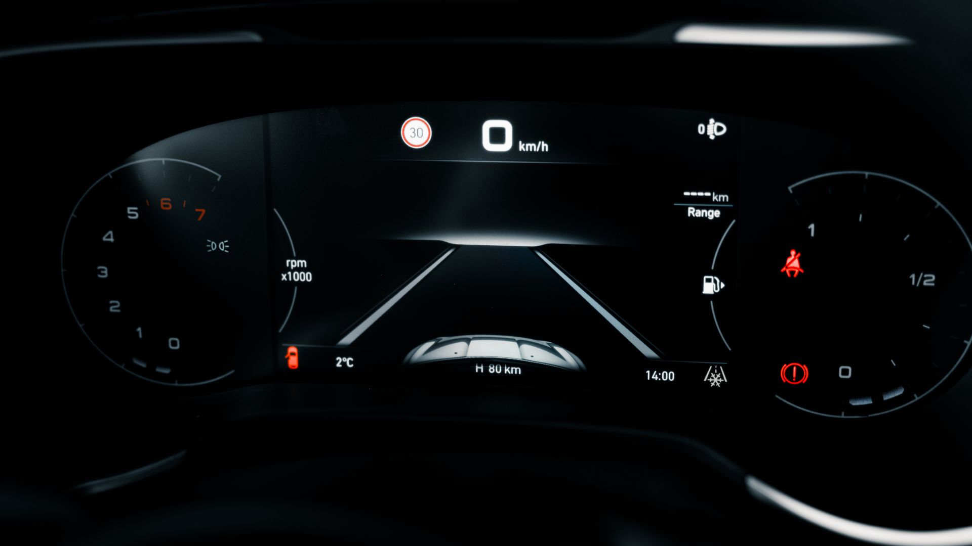 Fiat Tipo bezpečnostné prvky, sledovanie jazdného pruhu palubná doska. Nový Fiat Tipo Cross na predaj, skladom, cena.