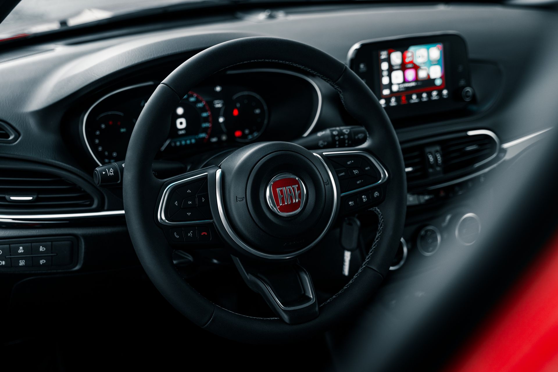 Fiat Tipo Cross interiér a multifunkčný volant, rádio, sedadlá. Auto Fiat Tipo Cross na predaj. Nový crossover cena