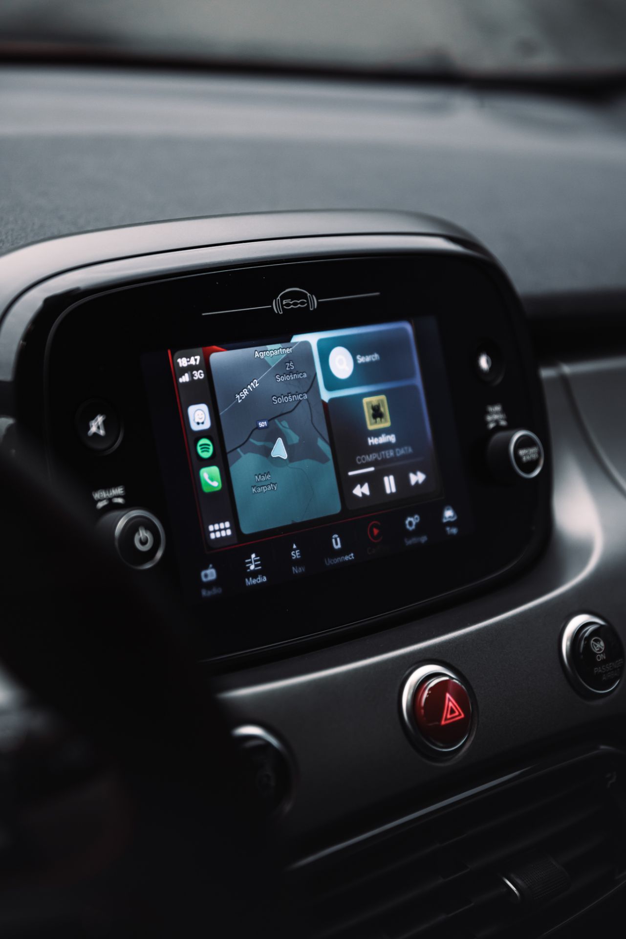 Fiat 500X infotainment, autorádio, apple car play, android auto, navigácia. Interiér auta Fiat 500x