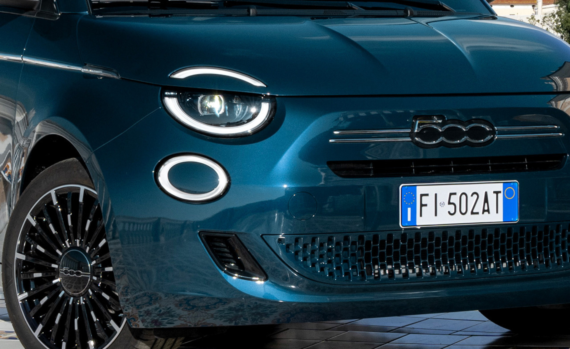 Nové vozidlo Fiat 500 hybrid predná časť auta