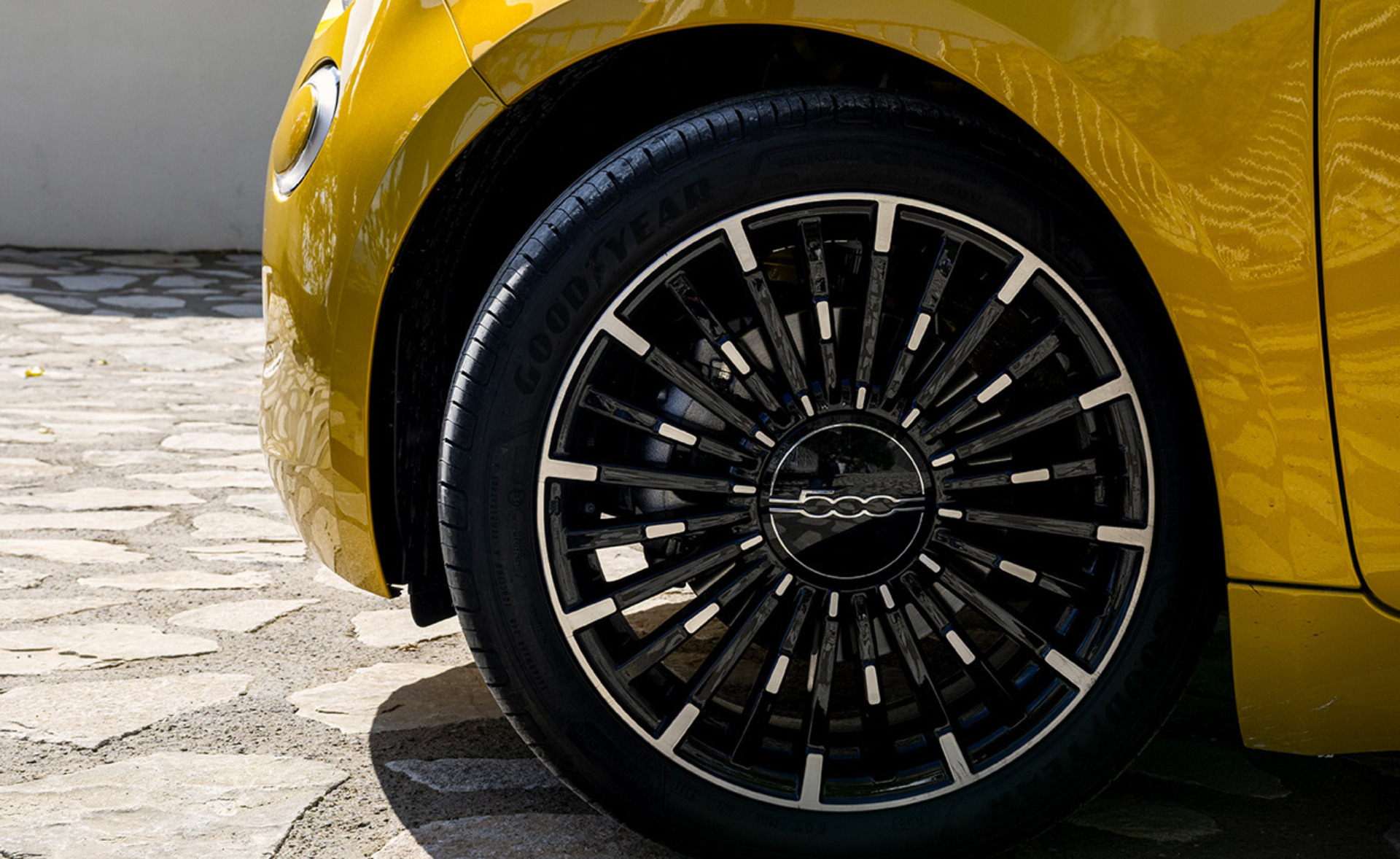 Fiat 500 hybrid koleso, exteriér