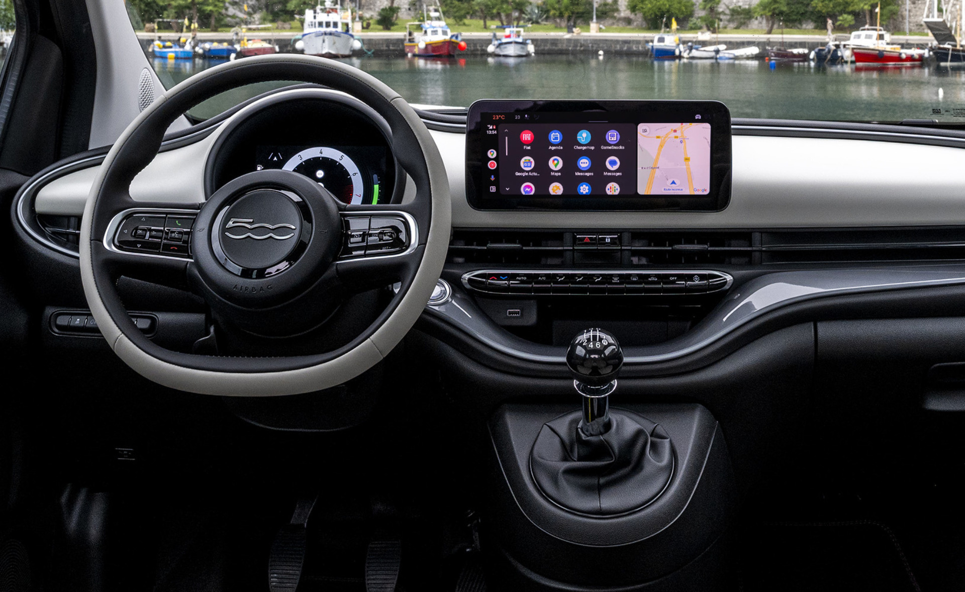 Fiat 500 hybrid interiér vozidla.