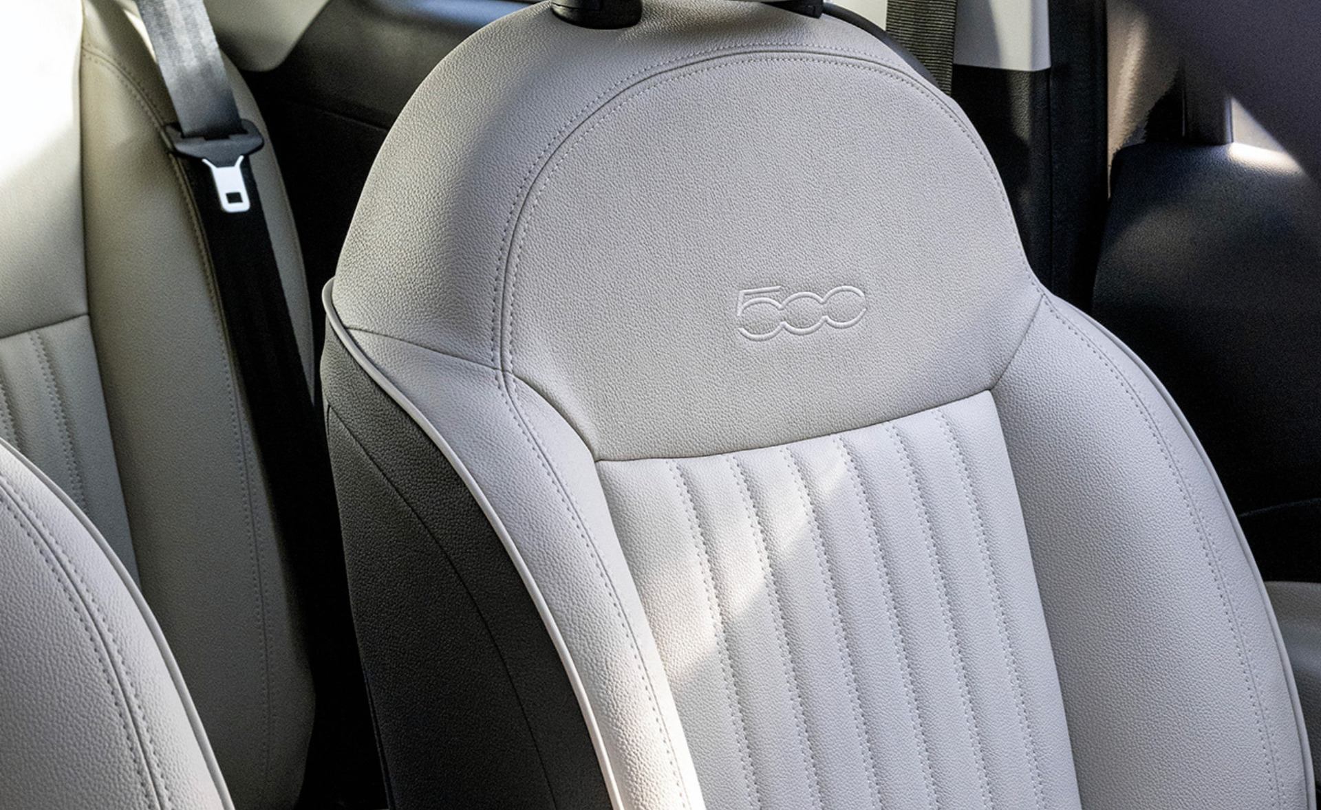 Fiat 500 hybrid sedadlá