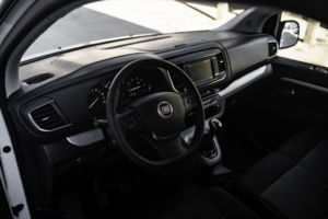 Fiat Scudo 2022, 2023 a interiér vozidla. Fiat Scudo volant, infotainment, navigácia, podpora zrkadlenia mobilného telefónu