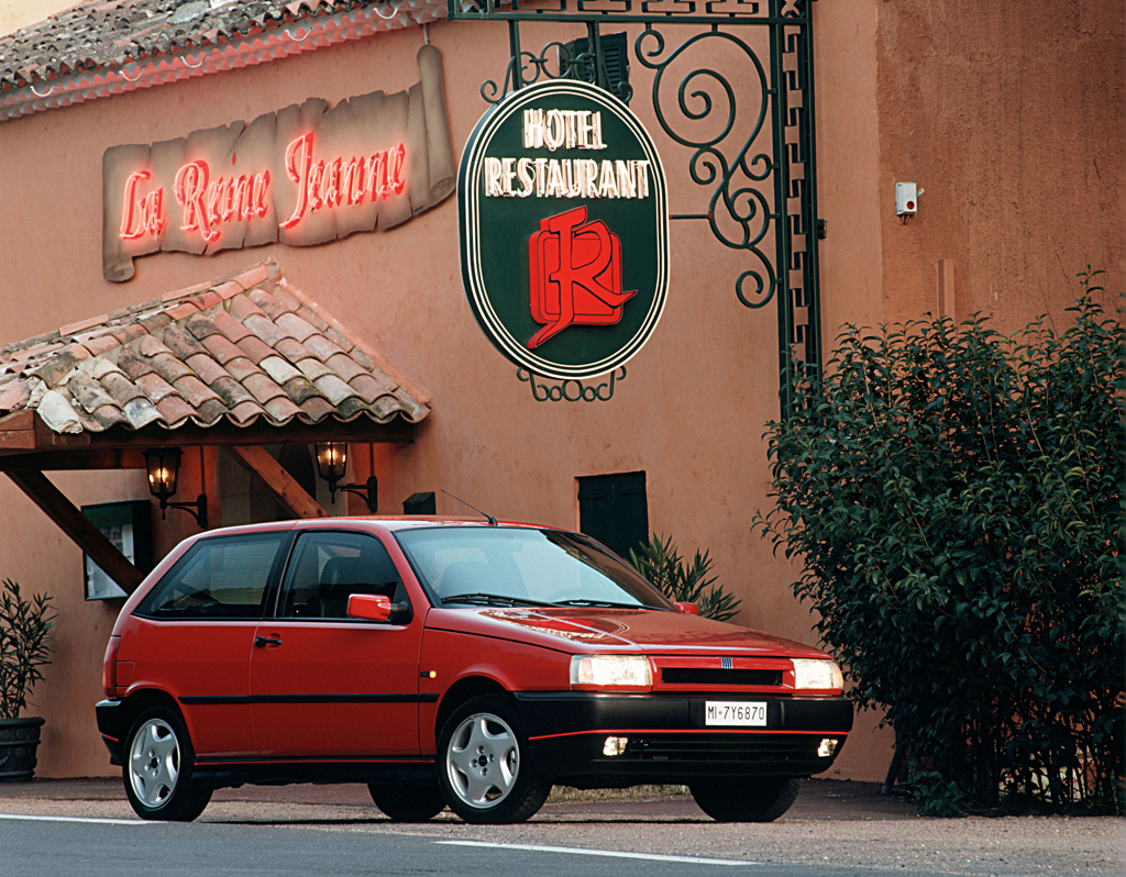 Červený Fiat Tipo 3-dverové auto, 1993-1995 - 2,0 litrový prepĺňaný benzín s výkonom 140 konských síl
