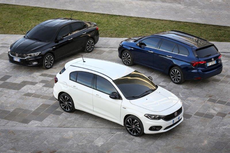 Automobily Fiat Tipo (modrý, biely a čierny), 2015-2020, hatchback + combi, moderný design a 3D predná maska
