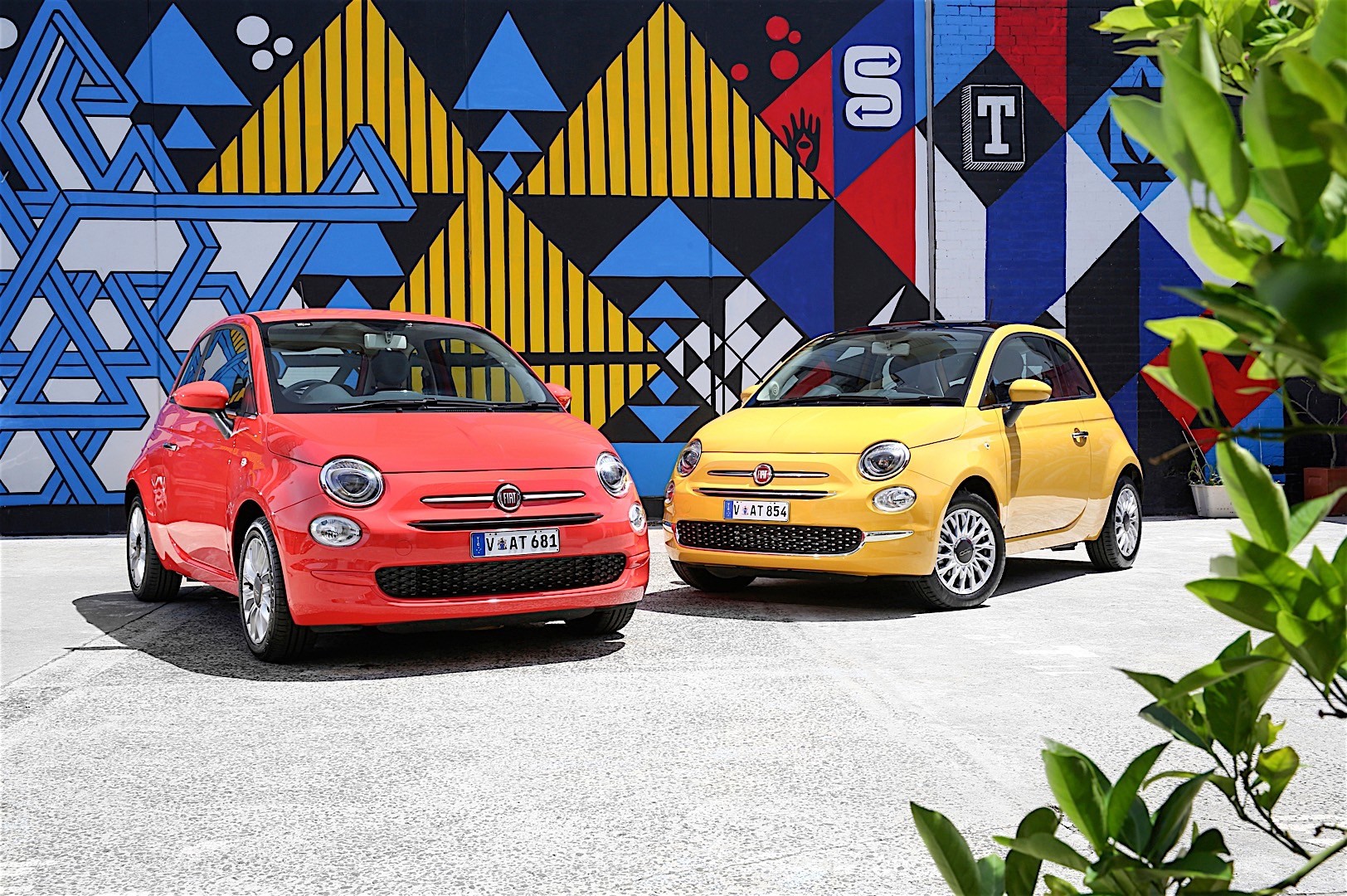 Červený a žltý automobil Talianskej značky Fiat model 500 Lounge
