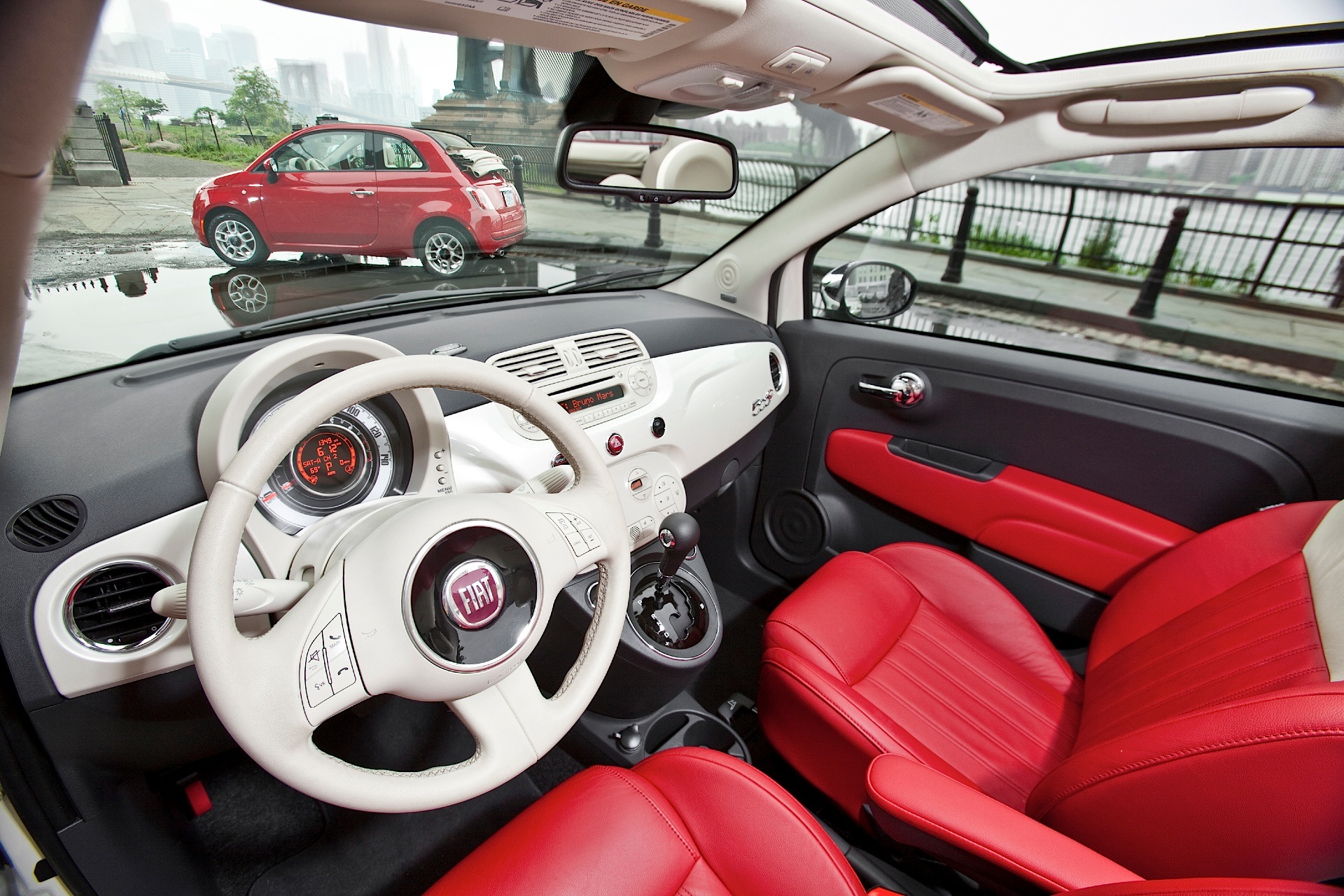 Interiér vozidla Fiat 500, červené sedadlá, ručne šitý volant s kožou, palubný počítač s tachometrom