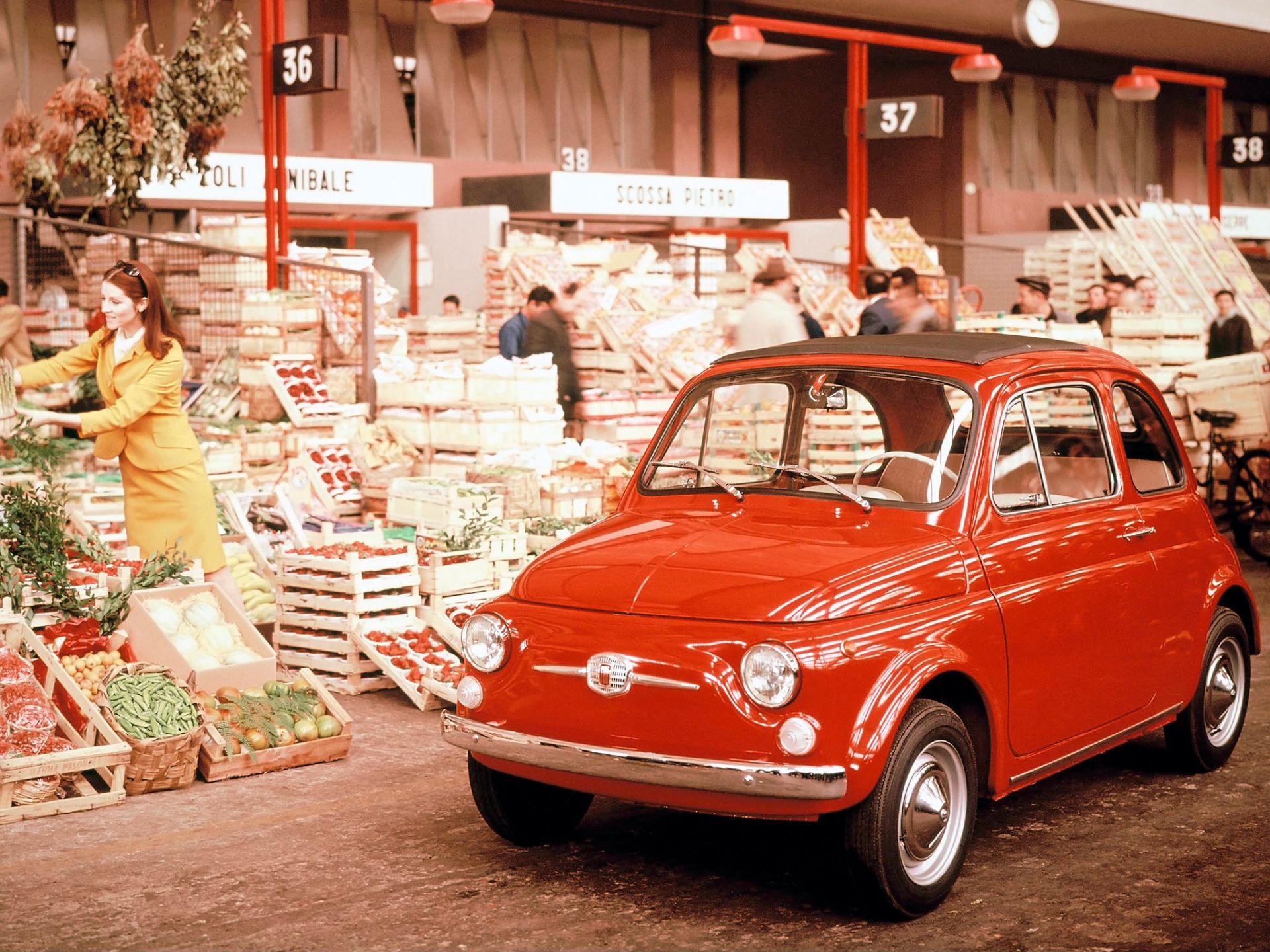 Úspech automobilu Fiat 500 verzie F a Berlina, 1965-1972, červené auto - stredná úroveň výbavy s plátenou strechou