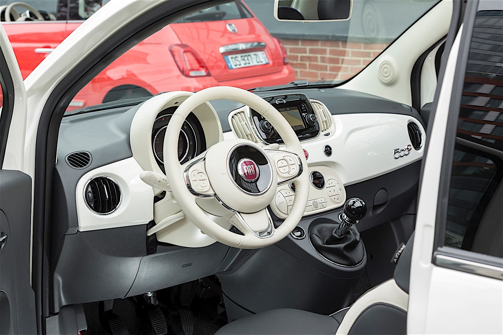 Talianske auto Fiat 500C - interiér vozidla, dvojfarebné čalúnenie, Motory - turbodiesel MultiJet a benzínové motory