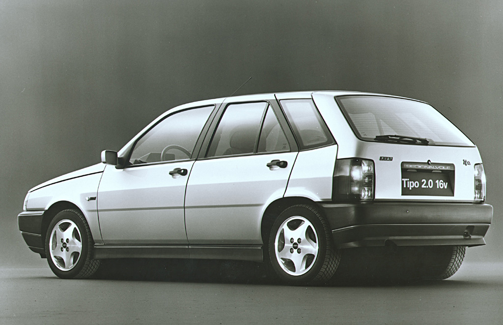 Fiat Tipo A 1. generácie, 1988-1993, dizajn Ercole Spada, rodinný hatchback s 5 dverami, výkon od 69 do 140 konských síl