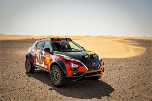 Nissan JUKE Hybrid Rally exteriér hybridného vozidla v púšti