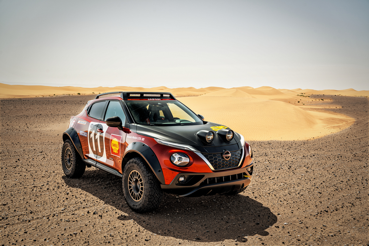 Nissan JUKE Hybrid Rally exteriér hybridného vozidla v púšti
