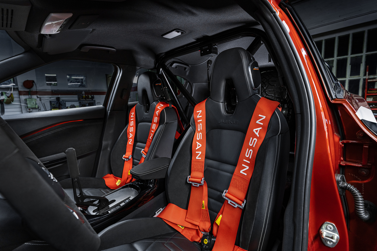 Automobil Nissan JUKE Hybrid Rally - interiér hybridného auta