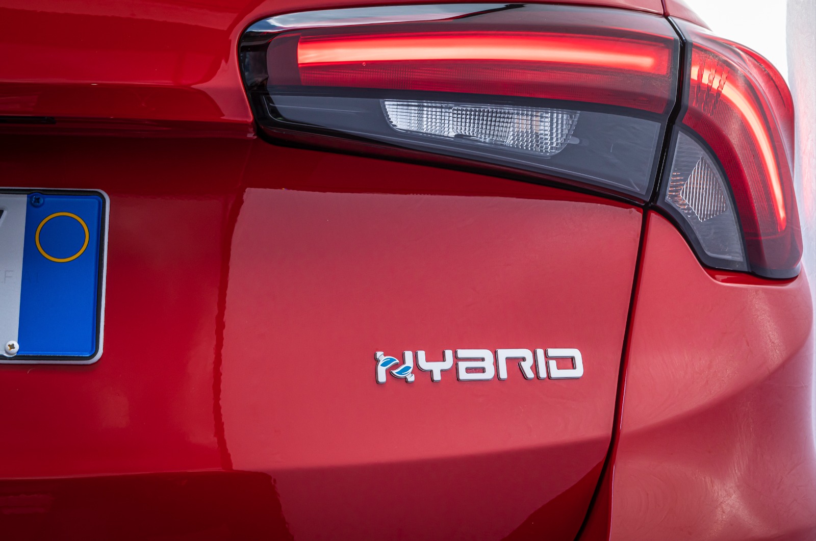 Hybridný variant auta Fiat Tipo. Dizajn interiériu a exteriéru. Logo hybrid na vozidla Fiat Tipo Hybrid Red