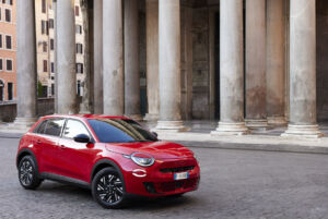 Nový Fiat 600e Red Exteriér. Auto na elektrický pohon Fiat 600 La prima do mesta, na predaj, cena, recenzia, test.