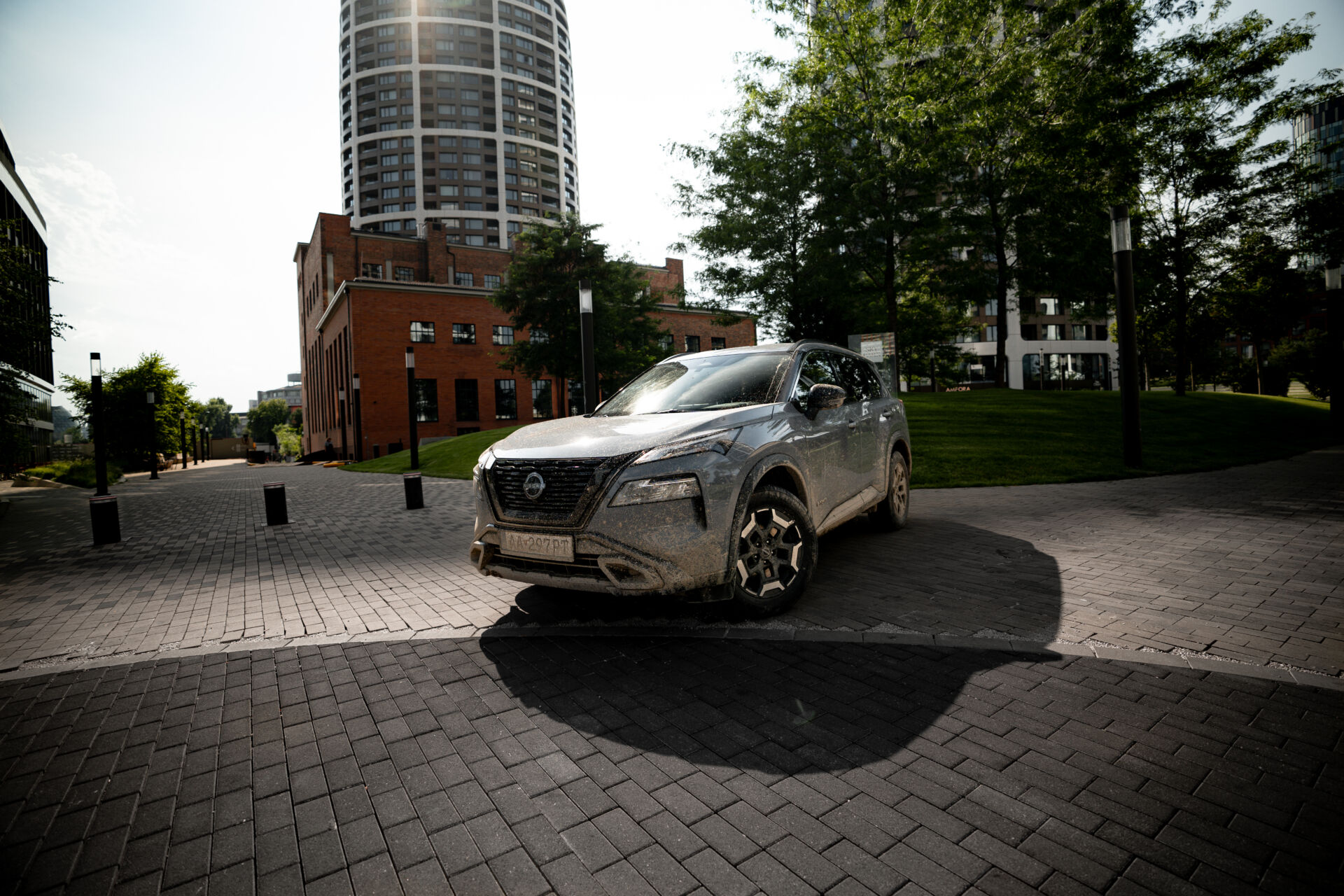 Nissan X-Trail N-Trek - exteriér auta, predná maska. 18 čierne disky kolies, čierne strešné nosiče