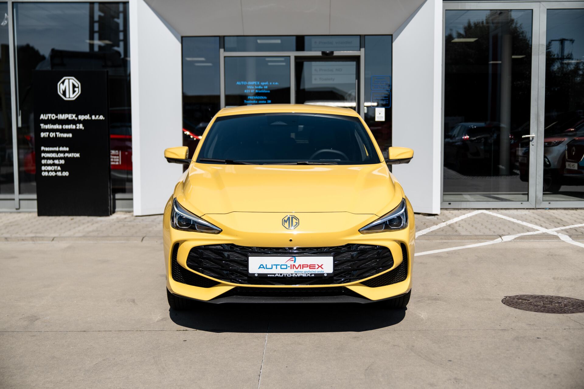 Kompaktný hybridný hatchback MG3. Exteriér vozidla, predná maska, svetlá. Žlté auto MG 3.