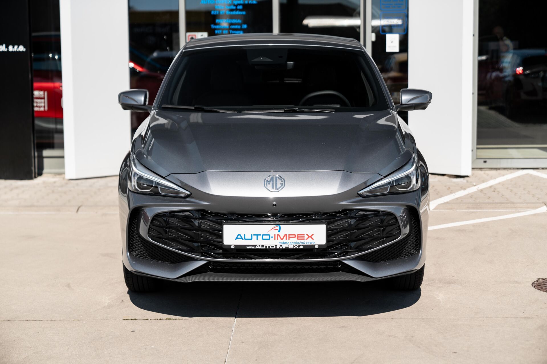 MG3 hybridný hatchback. Exteriér vozidla, predná maska, svetlá. Sivé auto MG 3.