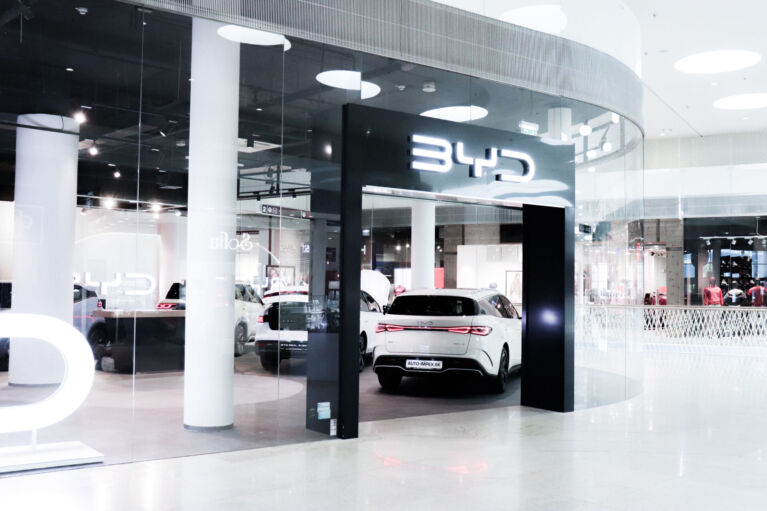Auto-Impex otvoril BYD showroom v Bory Mall. Vyskúšať elektromobil si môžete aj v nedeľu večer!