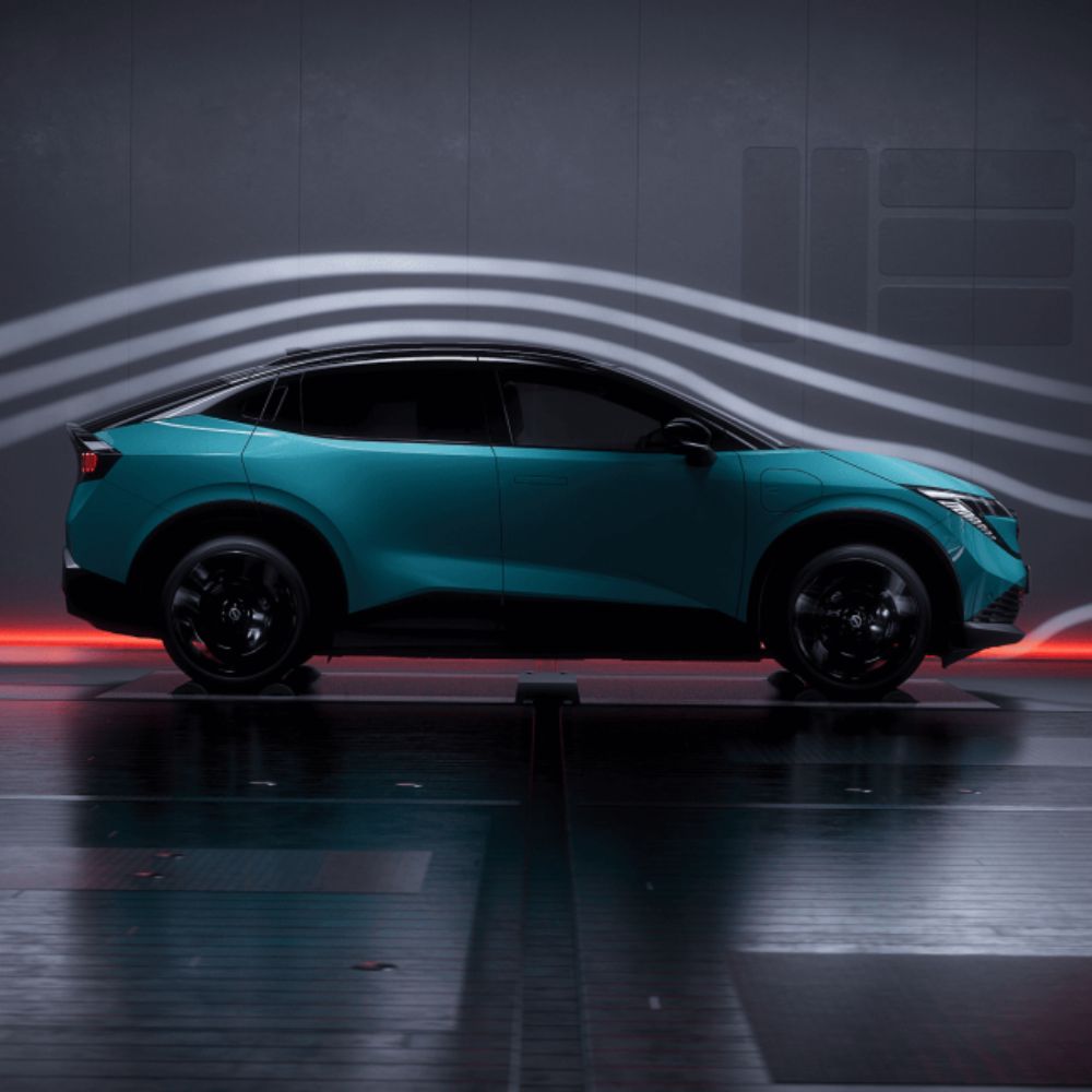 Elektrický Nissan Leaf 2026 – výhodná cena, cenník a bočný profil aerodynamickej karosérie vozidla.
