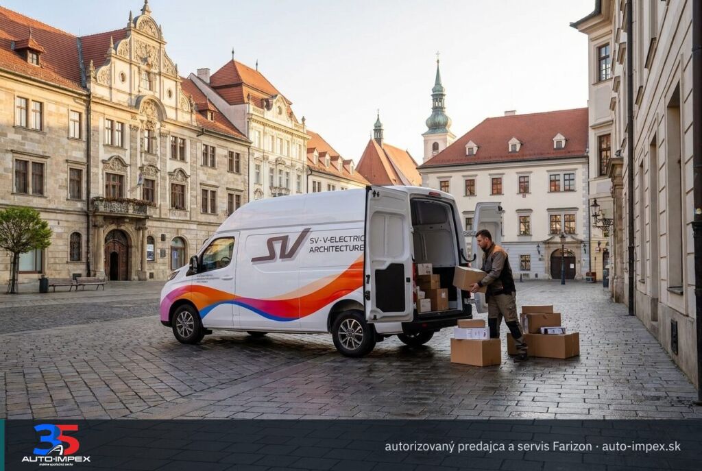 Farizon SuperVan: Kompaktná elektrická dodávka Farizon V7E zaparkovaná pri chodníku v historickom centre slovenského mesta (ilustračná fotografia)