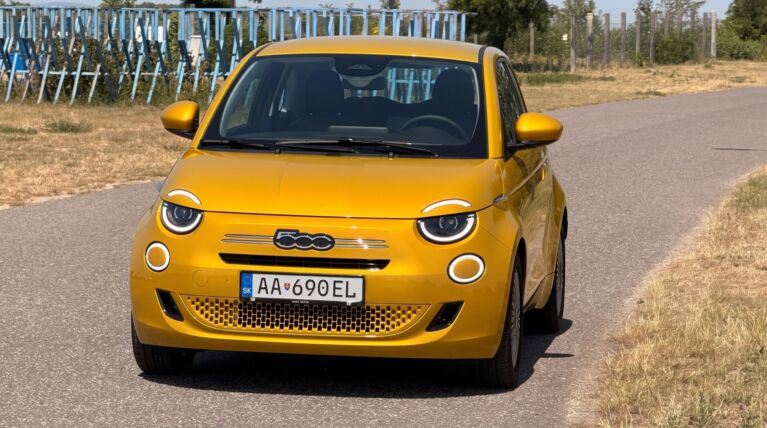Fiat 500 Hybrid: test dizajnu, priestoru a manuálu