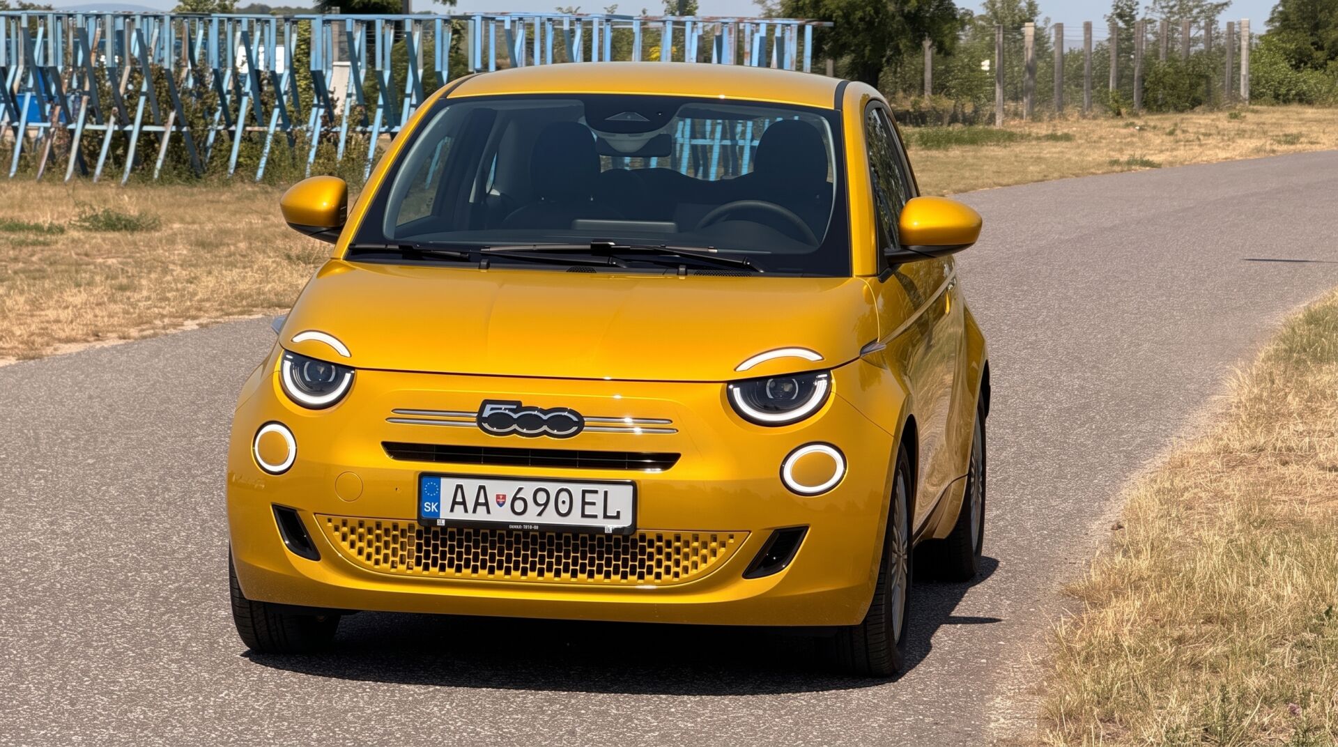 Fiat 500 Hybrid: test dizajnu, priestoru a manuálu