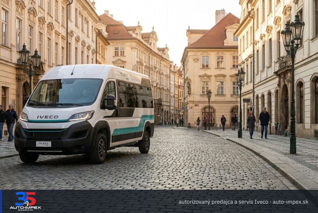 Iveco eFLEXY: Minibus/autobus jazdí po ulici v centre stredoeurópskeho mesta pri historických budovách (ilustračná fotografia)