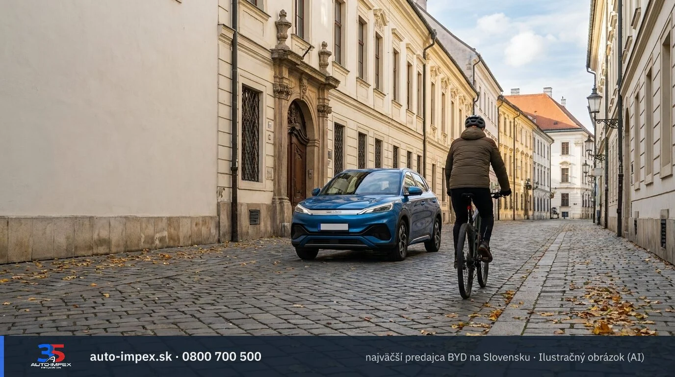 BYD Atto 3 – Dláždená ulička starého mesta – CNOA zvláda jazdu v meste – križovatky, pruhy, chodcov aj cyklistov