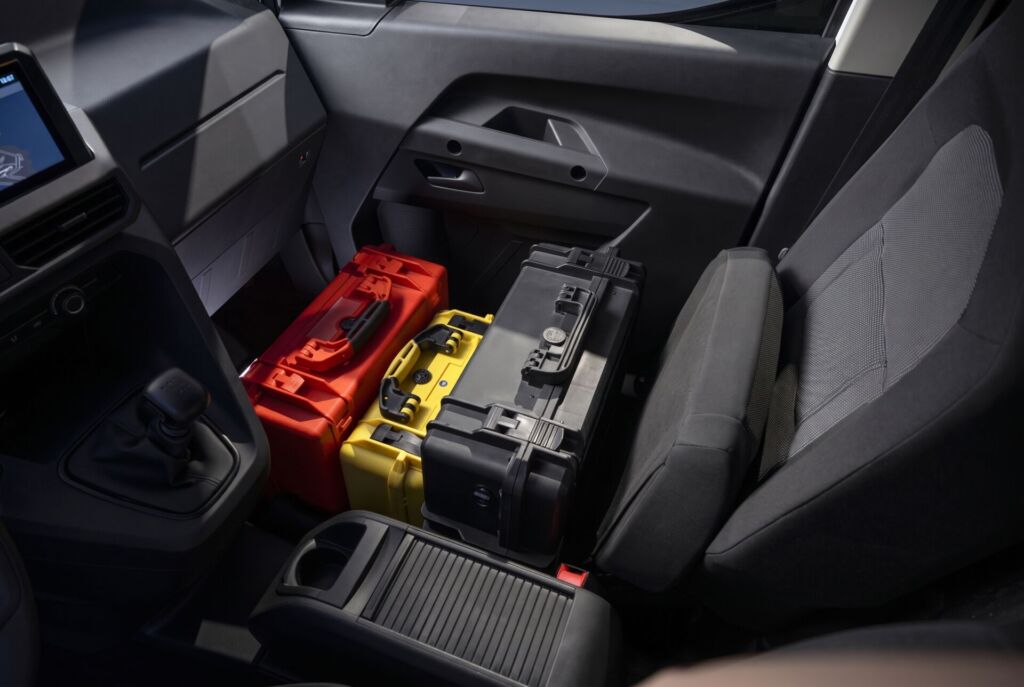 Smart Compact Van Stellantis 2026 sedile Flexiseat sollevato con attrezzi in cabina
