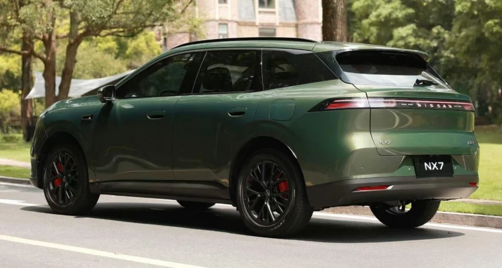 Zelený Nissan NX7 z boku na ceste
