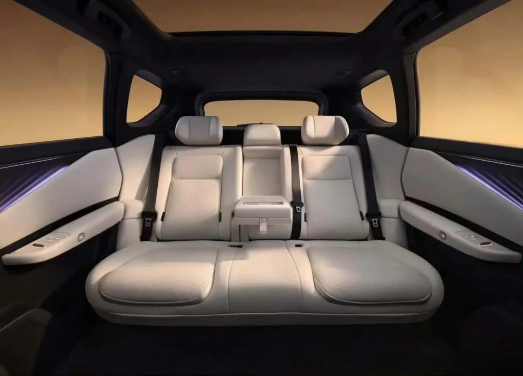 Zelený Nissan NX7 spredu v parku