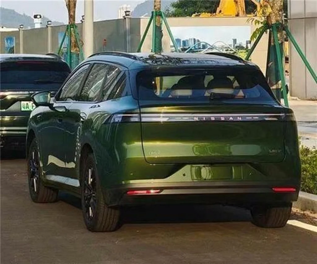 Zelený Nissan NX7 bokom na štrkovej ceste